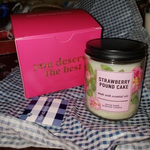 White Barn/B+BW Strawberry 🍓 Pound Cake Candle